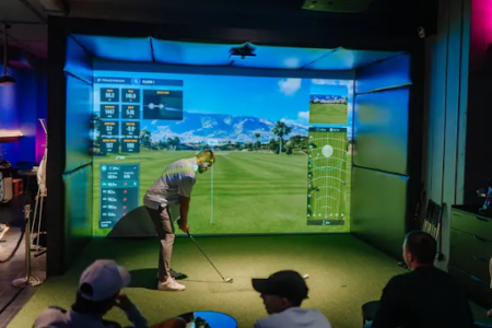 Schlechtes Wetter, kein Golfplatz? So hilft direin ein Golf Simulator, das ganze Jahr über zu trainieren