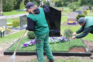 Wie Grabpflege Ihnen hilft, das Andenken Ihrer Liebsten zu bewahren Ihnen hilft